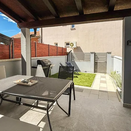 2 Bedroom Awesome In Jadranovo